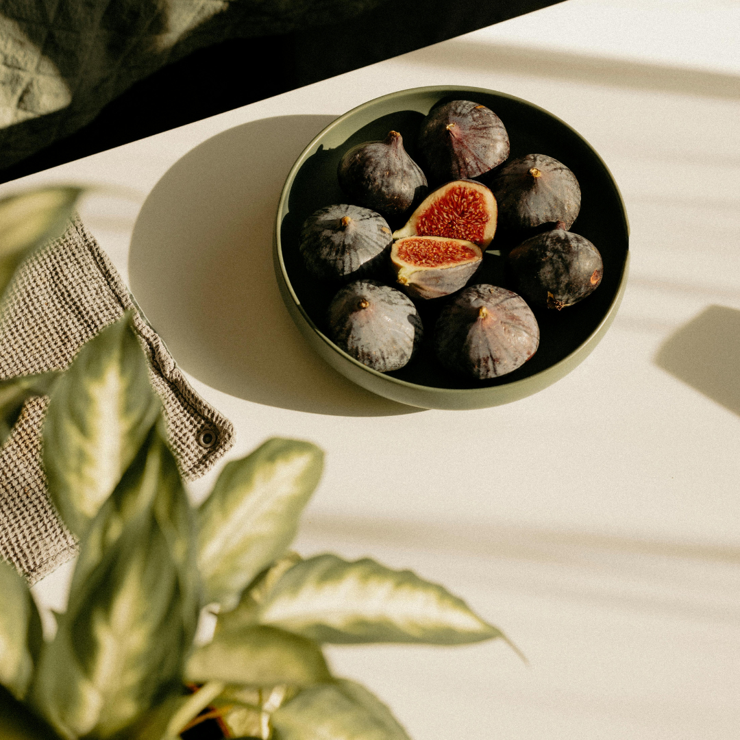 figs in a bowl