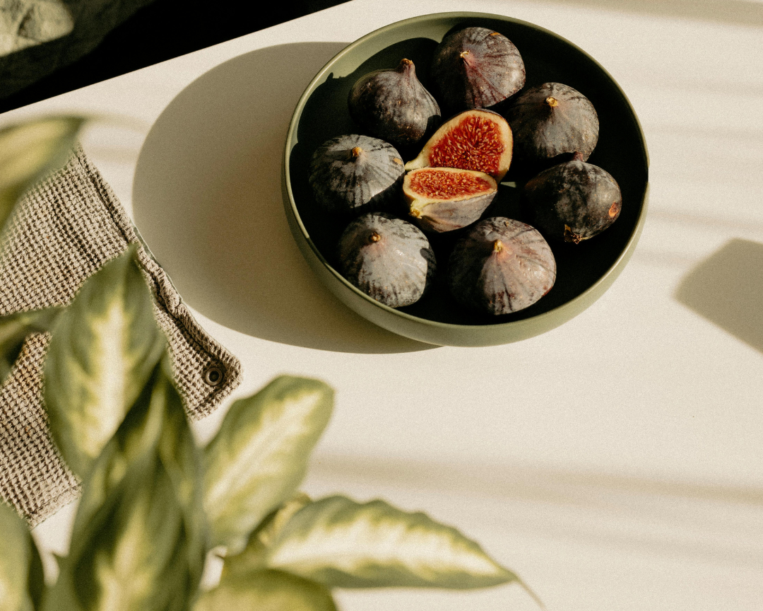 figs in a bowl