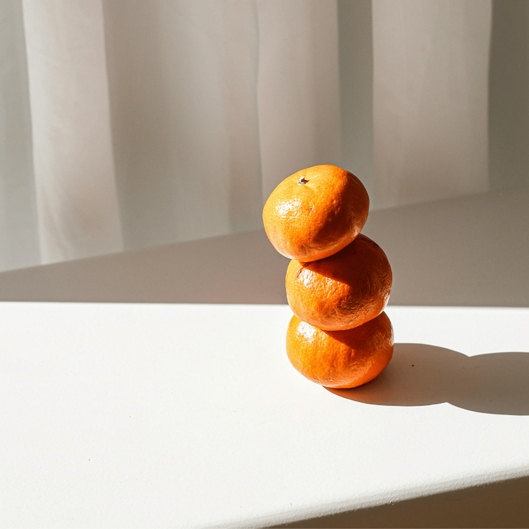 stack of oranges balancing 