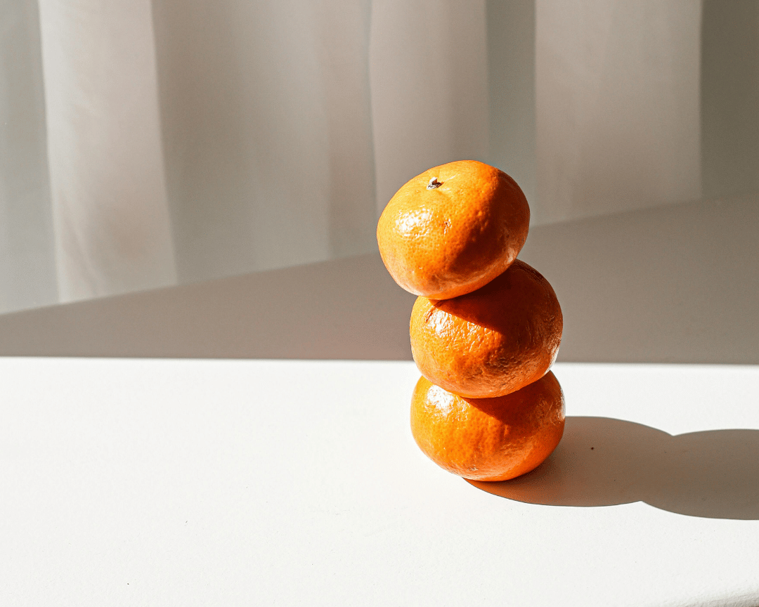 stack of oranges balancing 